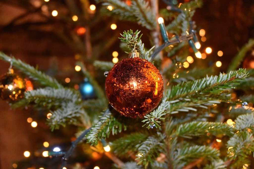 Boule de Noël dans un sapin illuminé, décoration de boutique pour les fêtes
