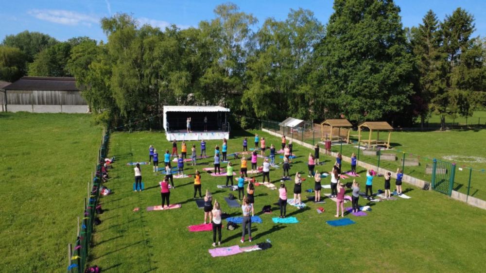 Séance de yoga en plein air filmée au drone au Fitn'estival de Férin