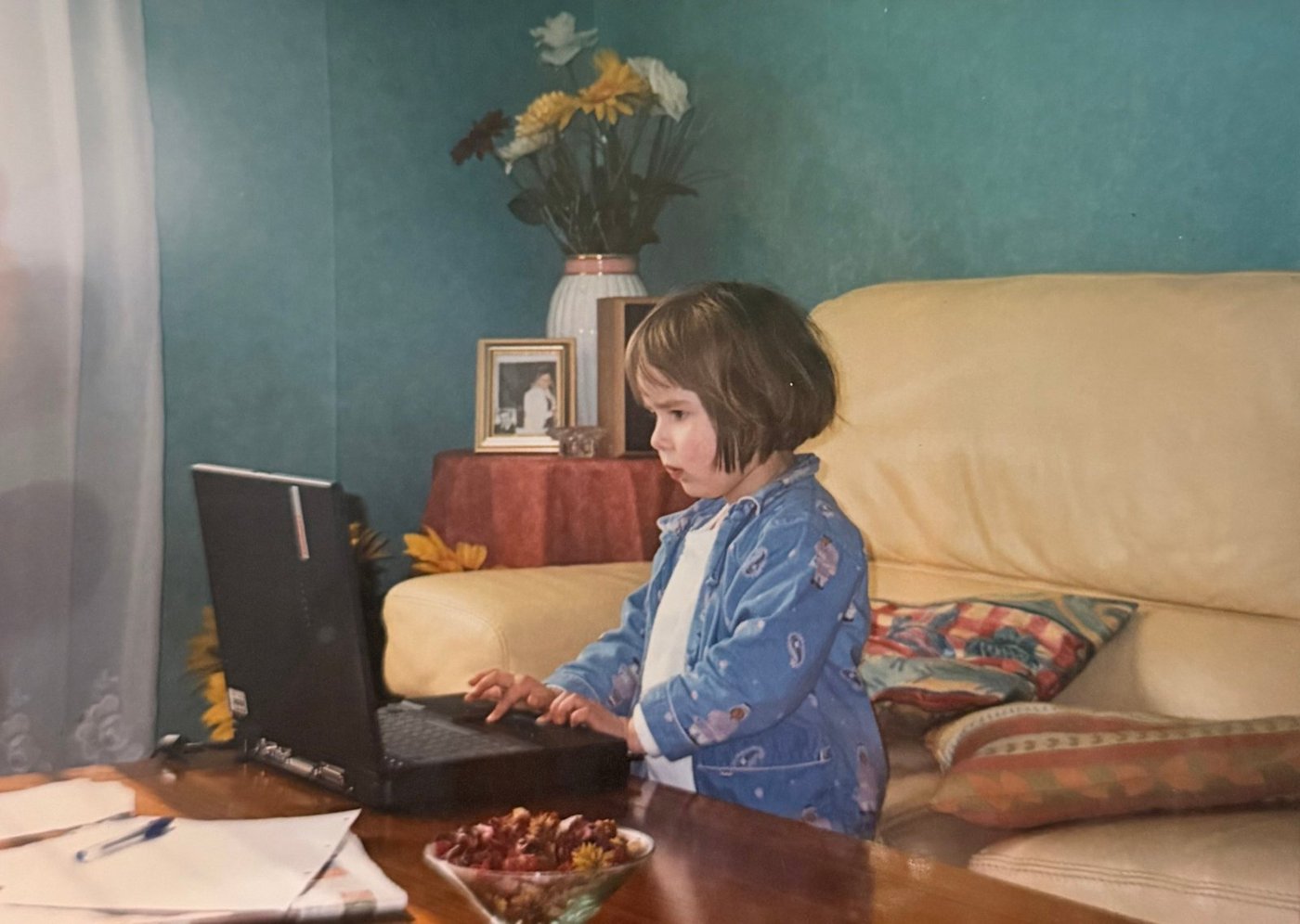Louise enfant devant un ordinateur, version 1999