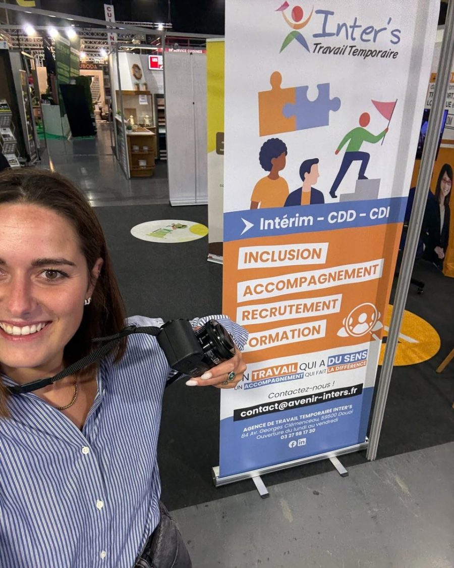 Louise Desenclos en tournage sur le stand d’un salon professionnel