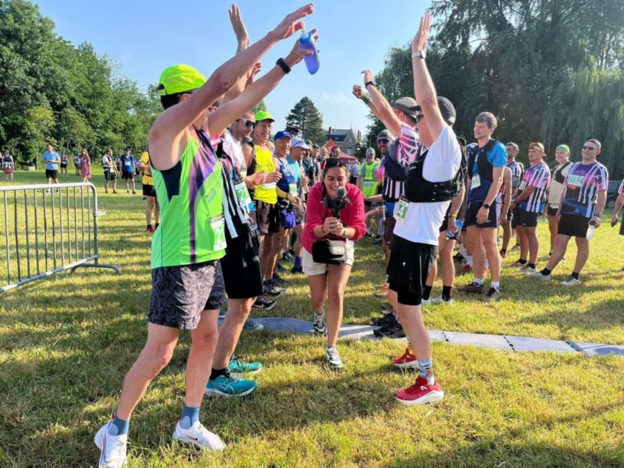 Louise Desenclos filme la ola des coureurs pour l’aftermovie du Trail de la Petite Sensée à Lambres-lez-Douai